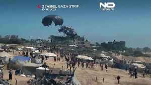 Crowds surge toward falling aid in Gaza during chaotic rush [Video]