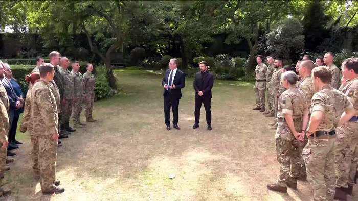 Starmer and Zelenskyy talk to troops in Downing St garden