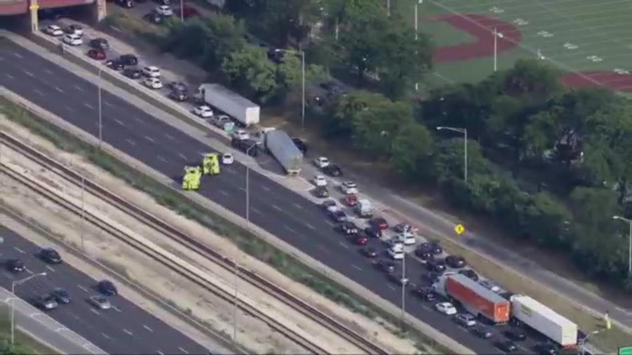 2 people shot on Chicago expressway, leaving all lanes closed