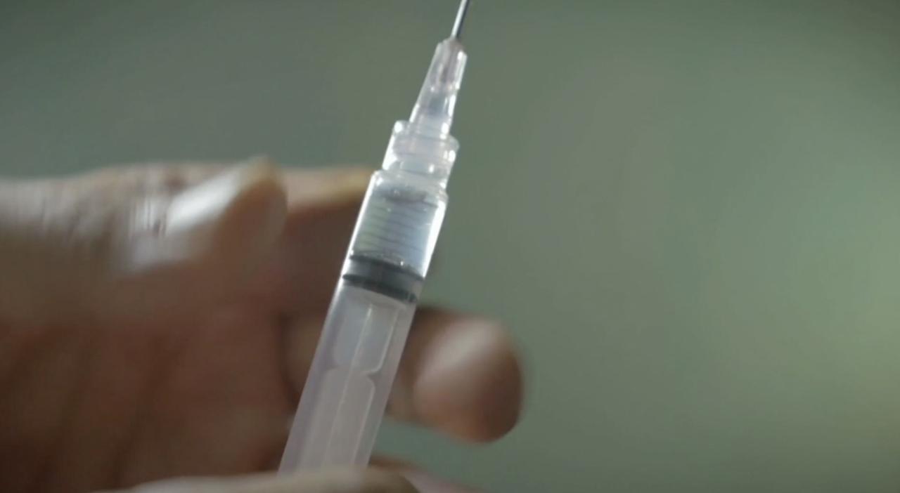 Deadline for California health care workers to get COVID vaccine just one week away