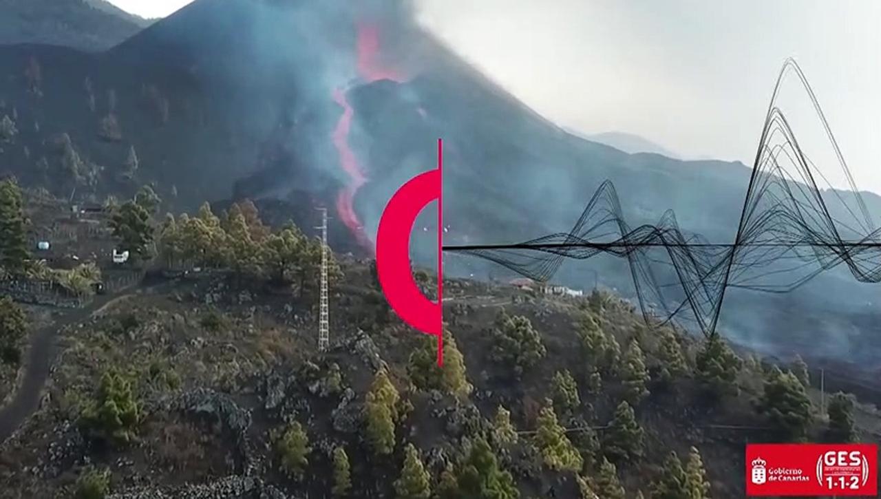 Lava flow drags down big rocks in La Palma