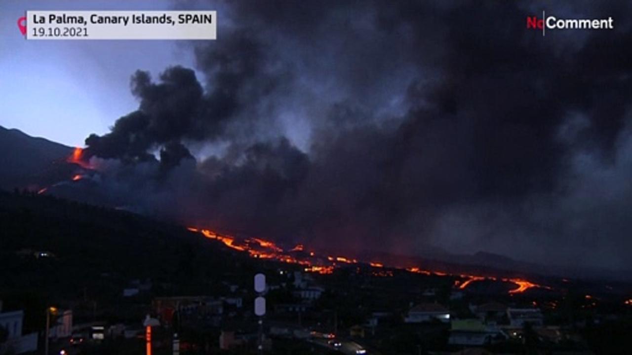 Canary Islands: Lava flows engulf houses on their way to the sea