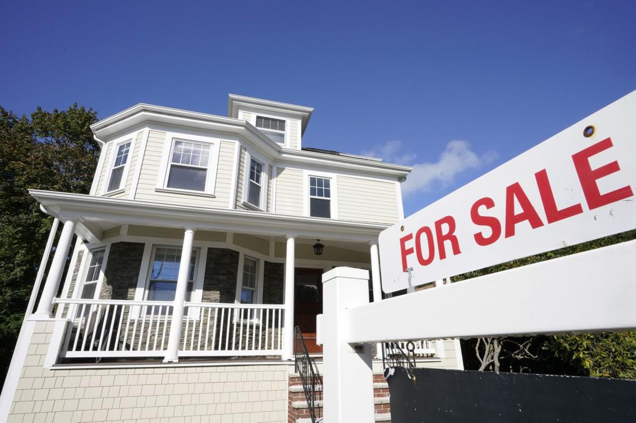 Sales of Existing Homes Rise As Interest Rates Point Higher