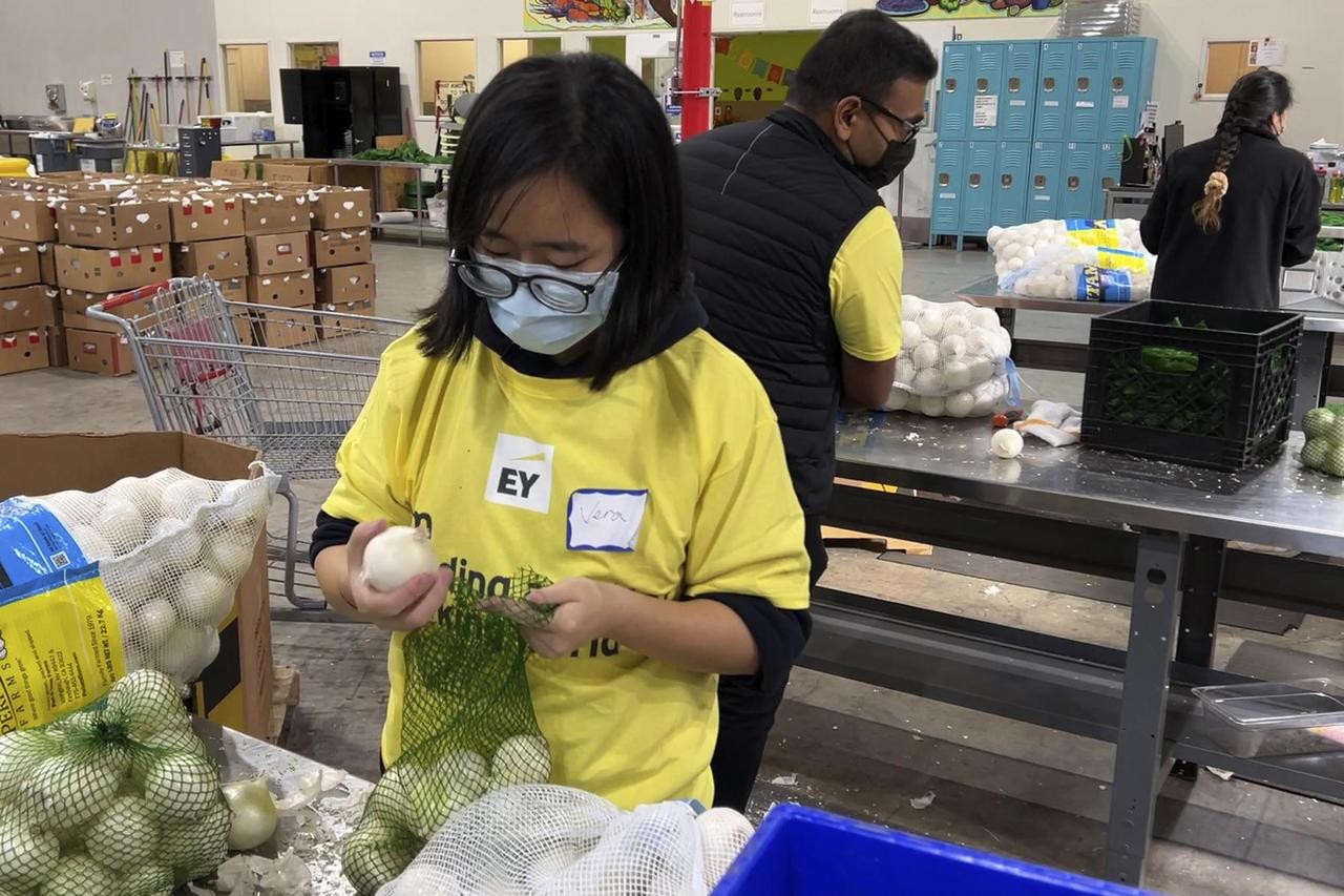 Surging Prices Compound Problems for Food Banks in America