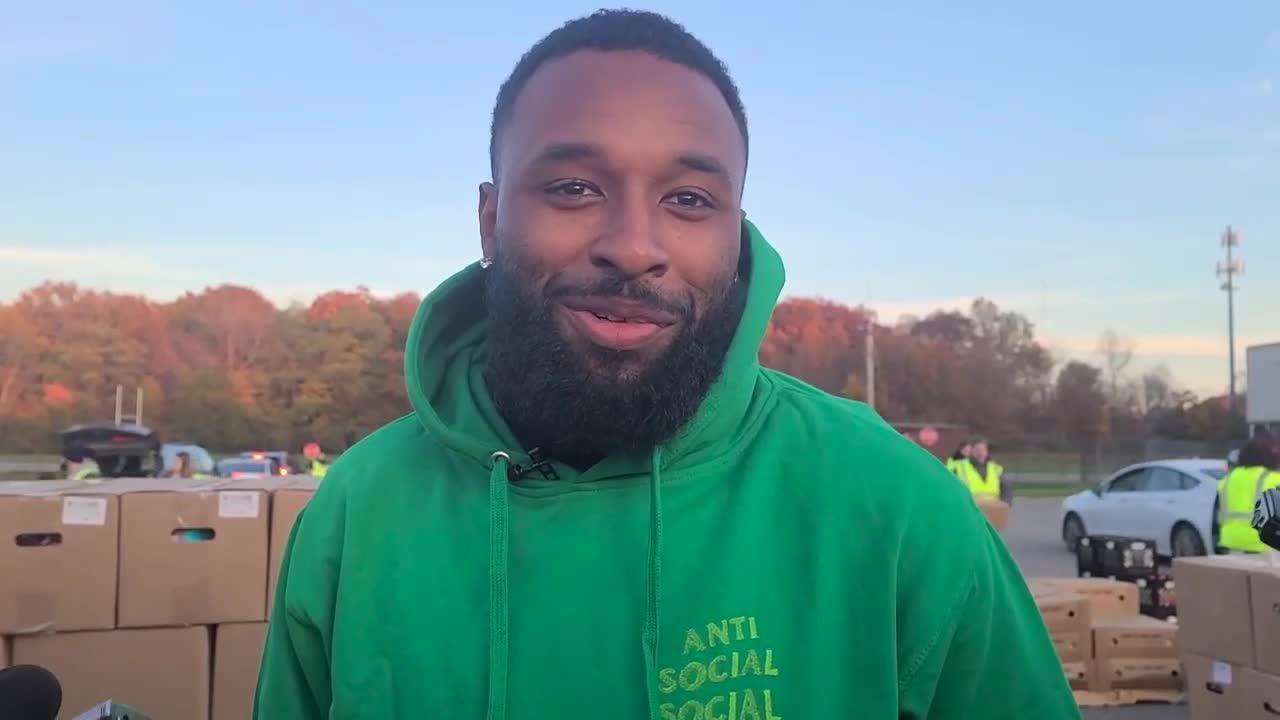Browns WR Jarvis Landry holds Thanksgiving food drive in Parma