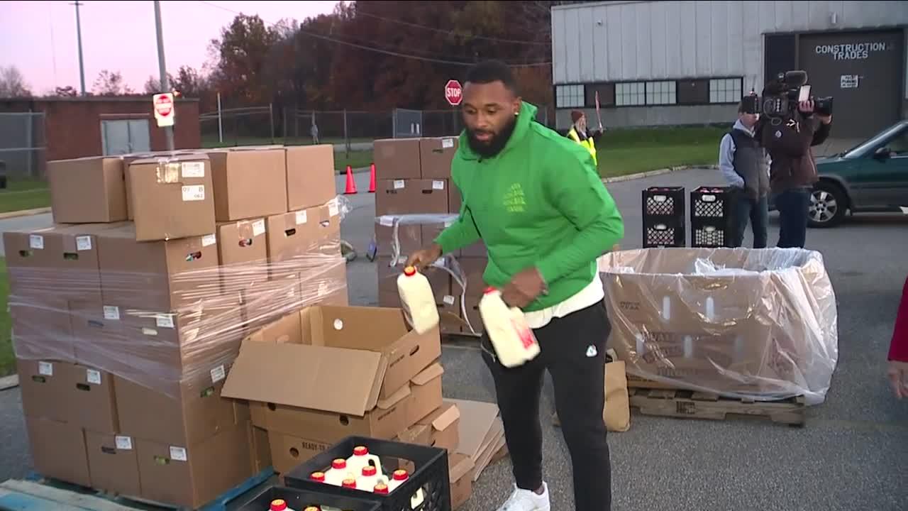 A giving receiver: Browns WR Jarvis Landry holds Thanksgiving food drive in Parma