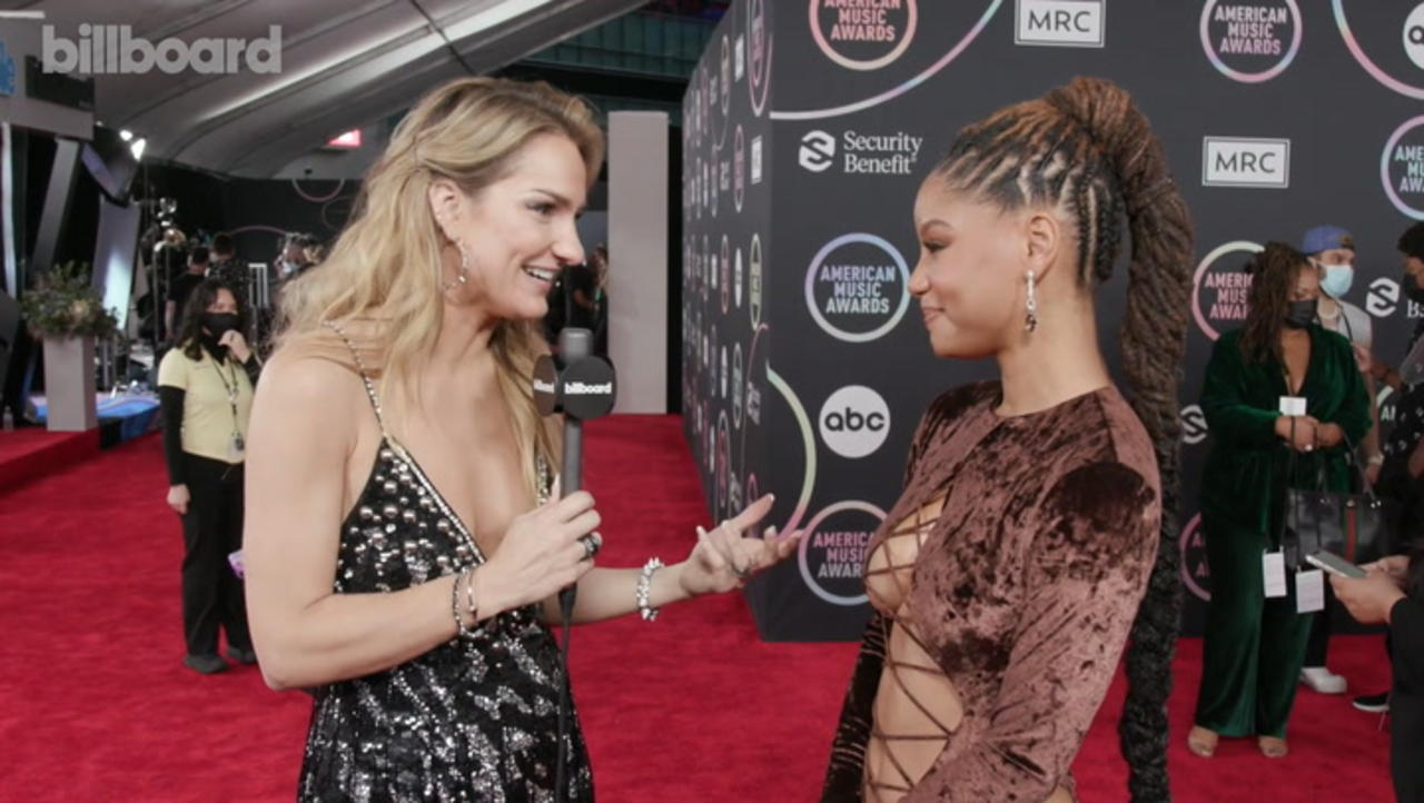 Halle on Filming ‘The Little Mermaid’ & Supporting Sister Chlöe | AMAs 2021