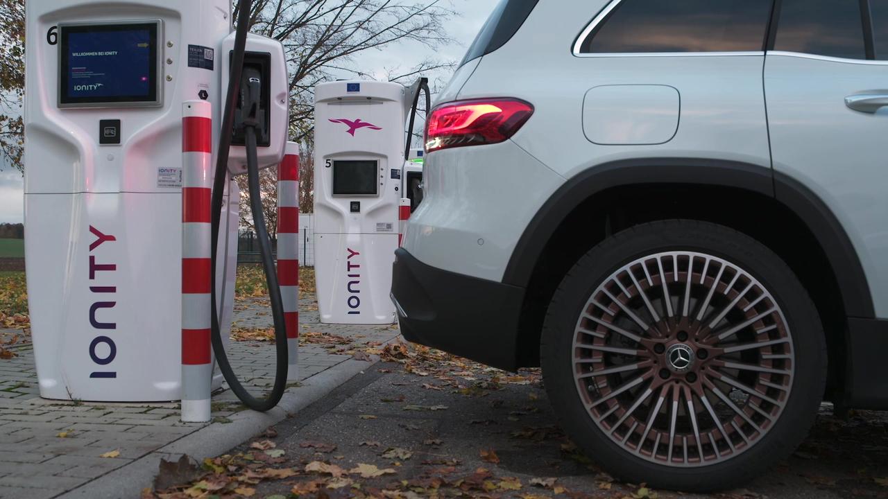 The new Mercedes-Benz EQB 350 in Digital white Charging demo