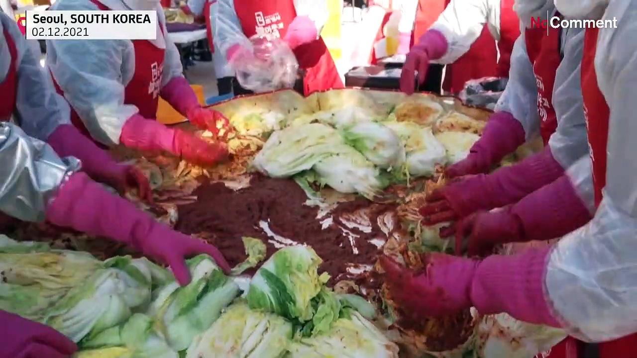 South Koreans pitch in to make fiery kimchi food dish at mass event