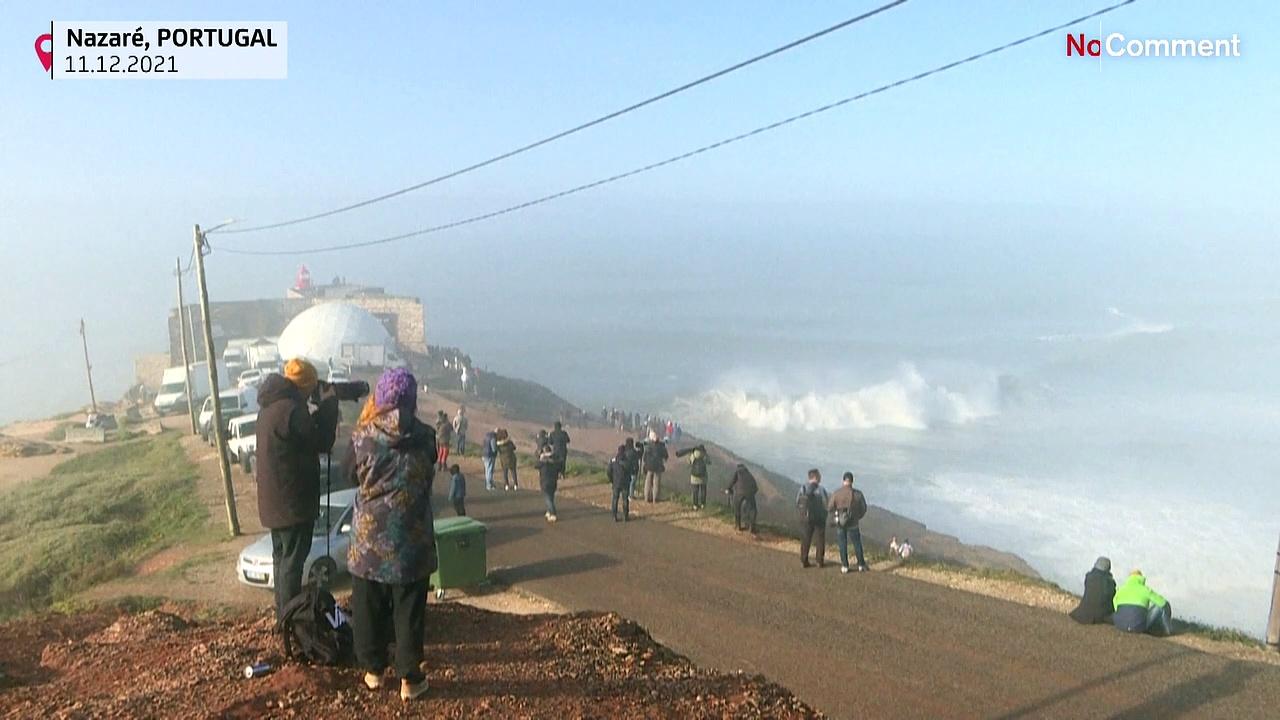 Portugal: surfers try to tame the waves of Nazaré