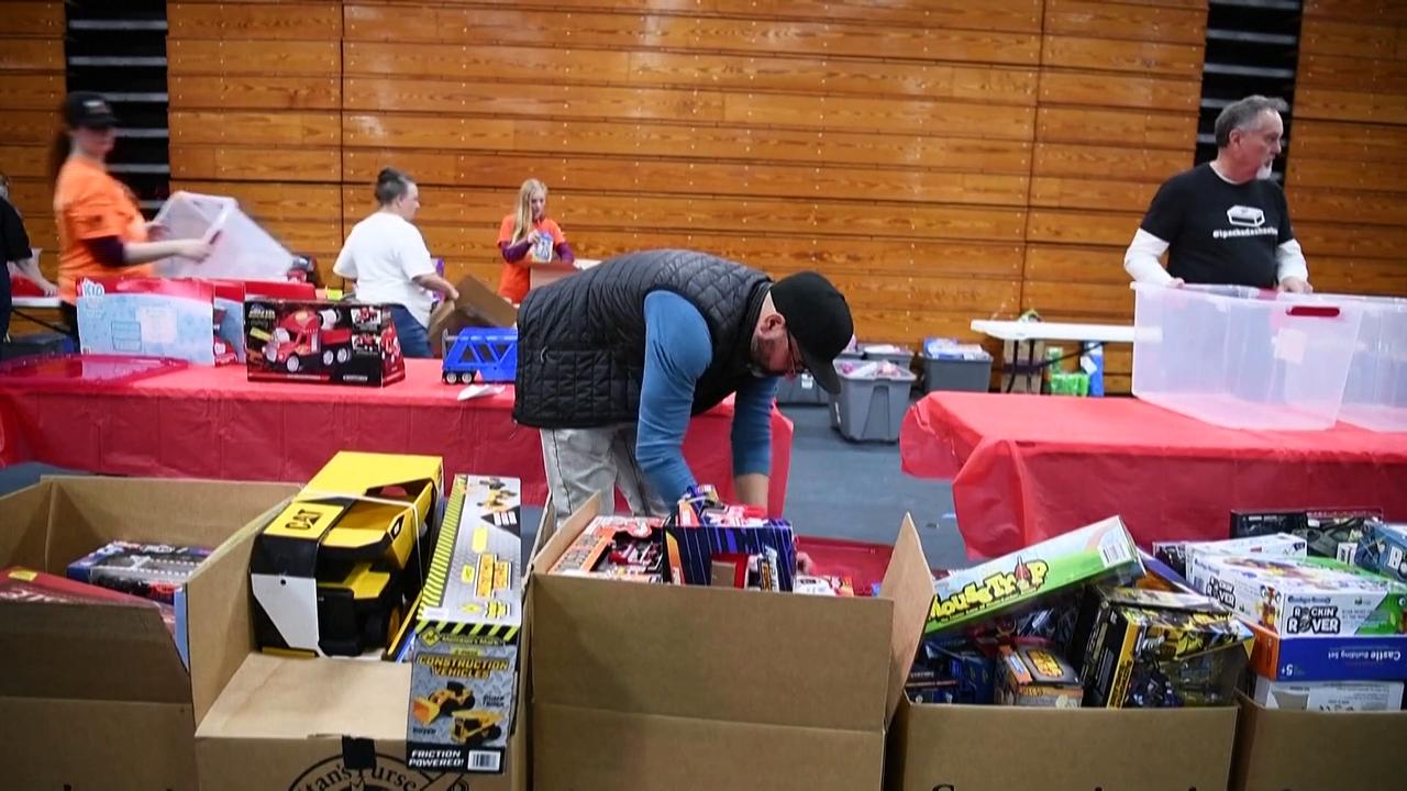 Volunteers help Kentucky tornado survivors celebrate Christmas