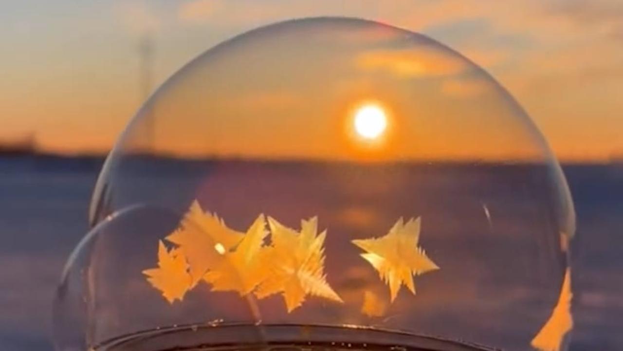 Mesmerizing soap bubbles freeze and pop in winter weather