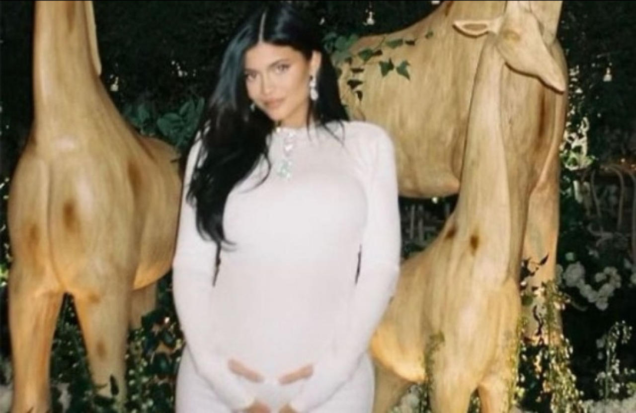 Kylie Jenner shares photos of her giraffe-themed baby shower