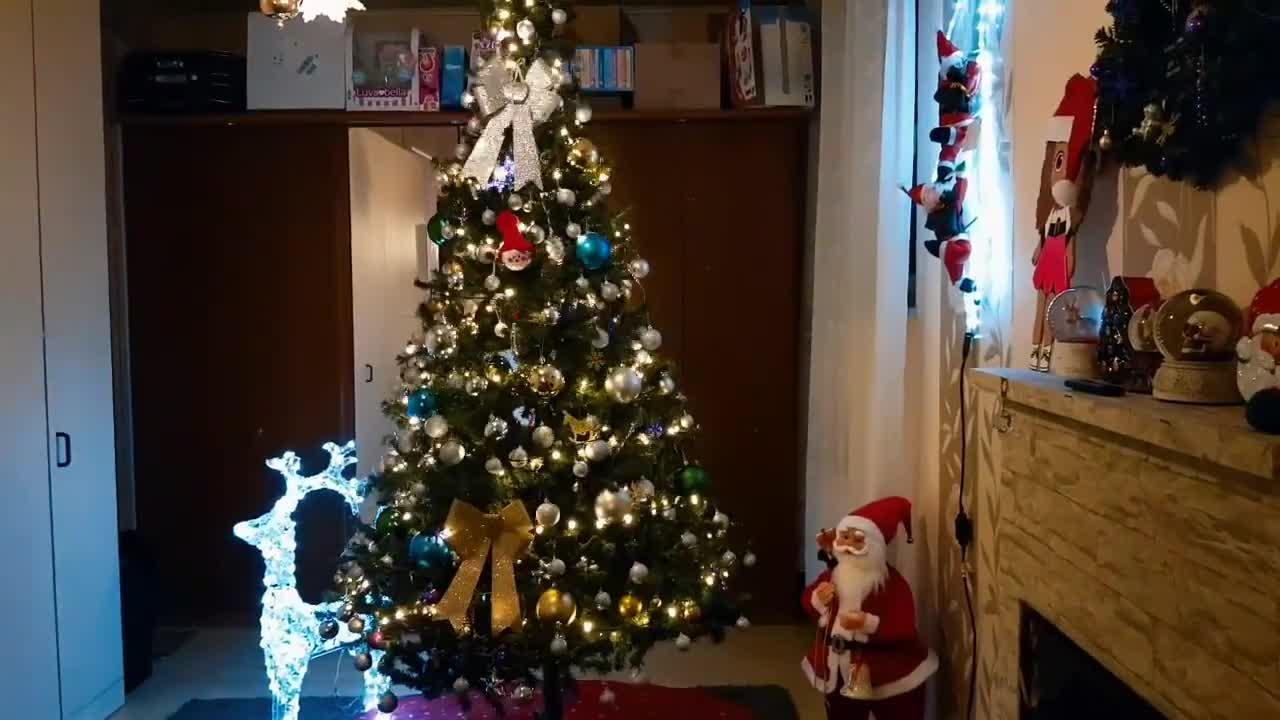 How to Decorate Your Christmas Tree in 10 seconds , Short funny video😂