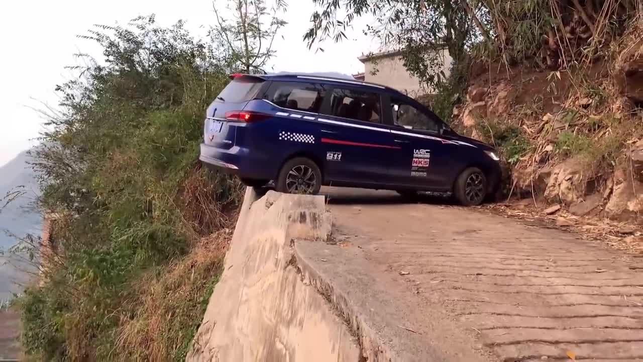 The driving expert demonstrates the very narrow road U-turn skills
