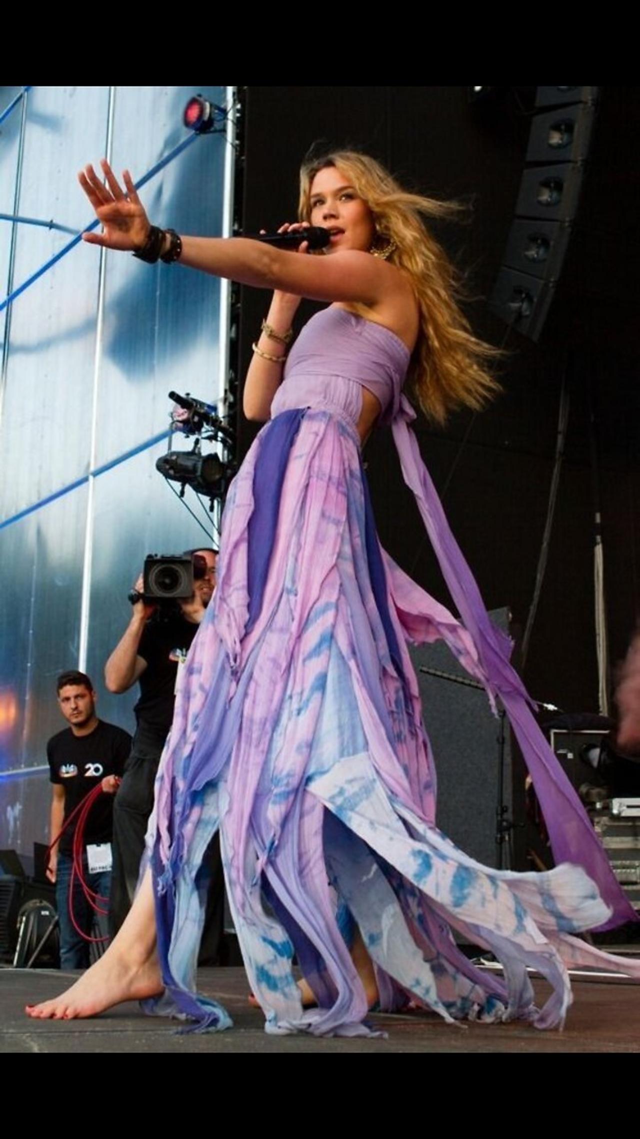 JOSS STONE ENGLISH SINGER & SONGWRITER, IS AN ISRAELITE FOREIGNER CONFUSION OF FACE GENTLE.