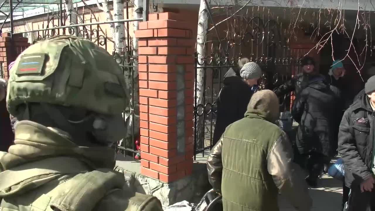 Ayuda humanitaria de militares rusos a la ciudad de Melitopol, Ucrania.