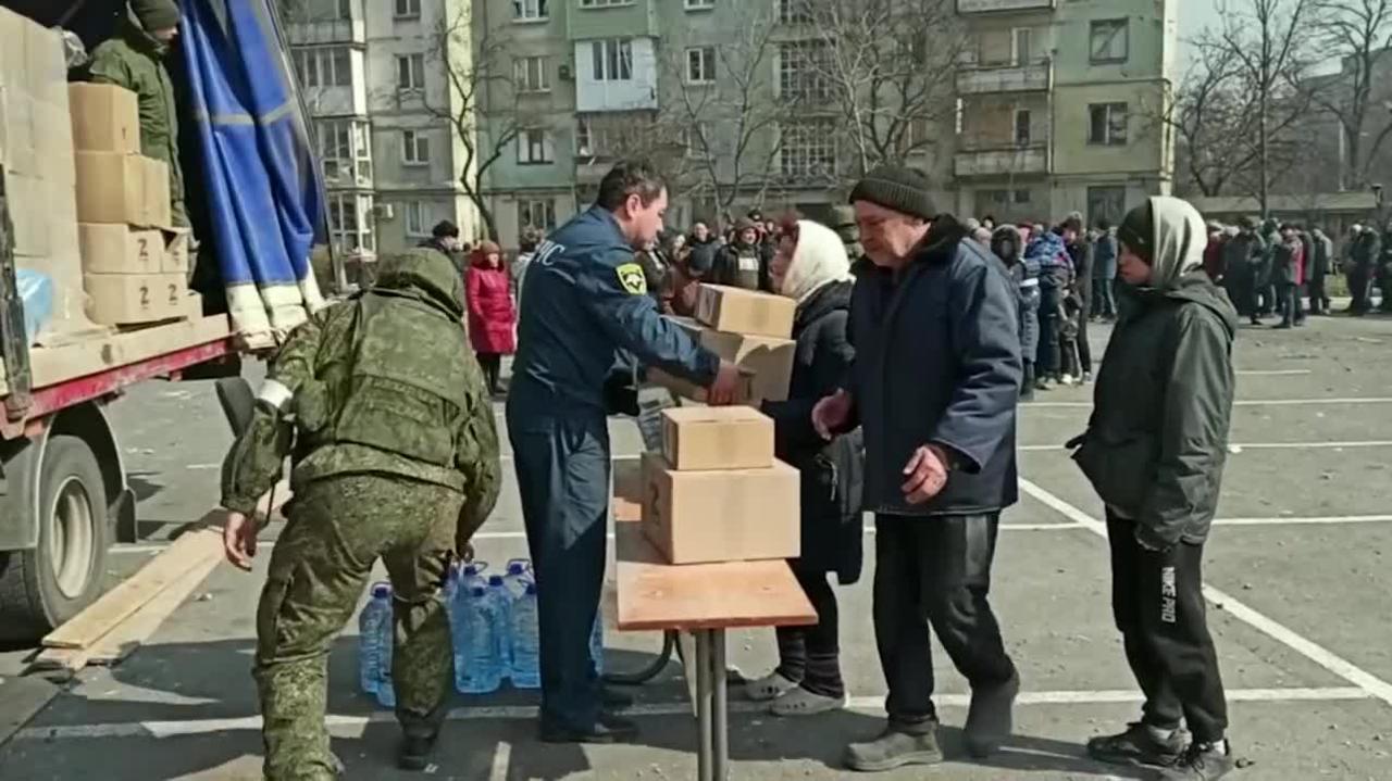 The Russian army delivered humanitarian aid in Mariupol