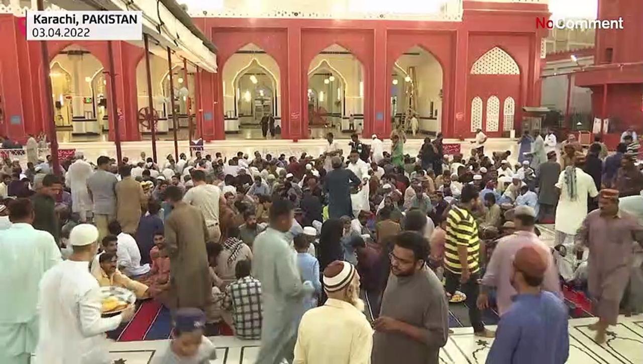 Muslims in Karachi break the fast on the first day of Ramadan