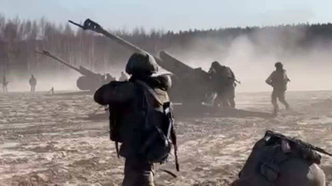 Crews of Russian D-30 howitzers of the Airborne Forces are firing at the the Ukrainian Armed Force