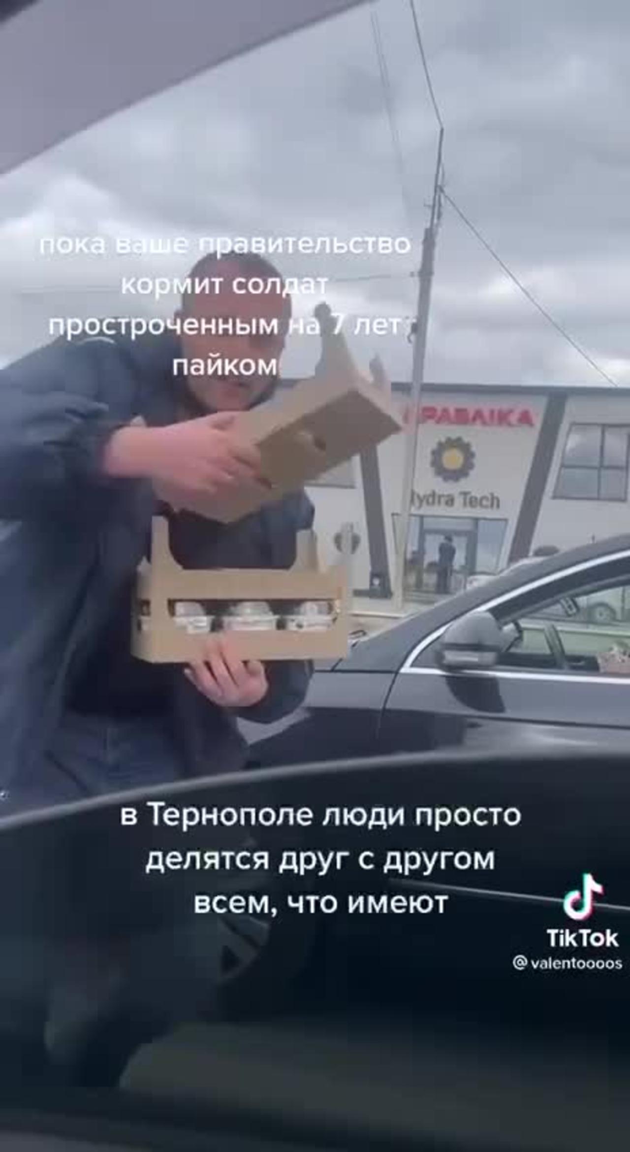 Ukraine war 2022(Volunteers pass out food to people in traffic jams. Ternopil, Ukraine )