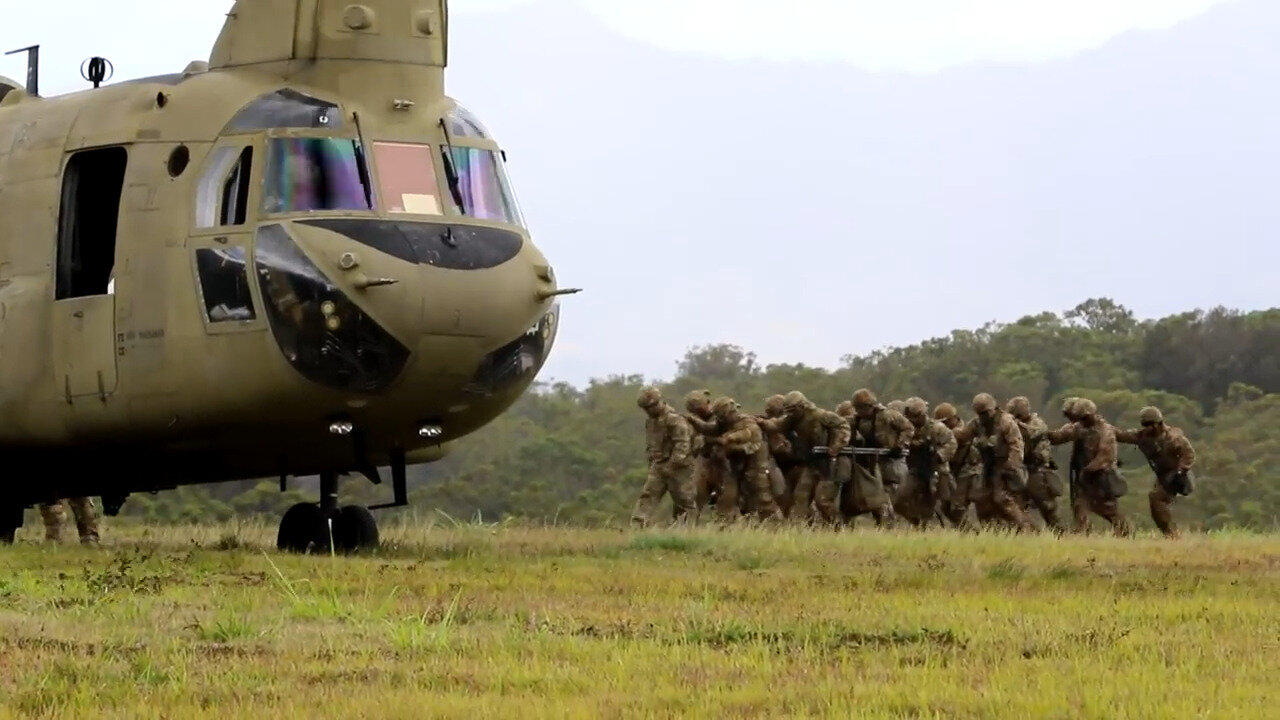 Hawaii Army National Guard 211th Aviation Regiment and 1-487th Field Artillery Sling Load Training