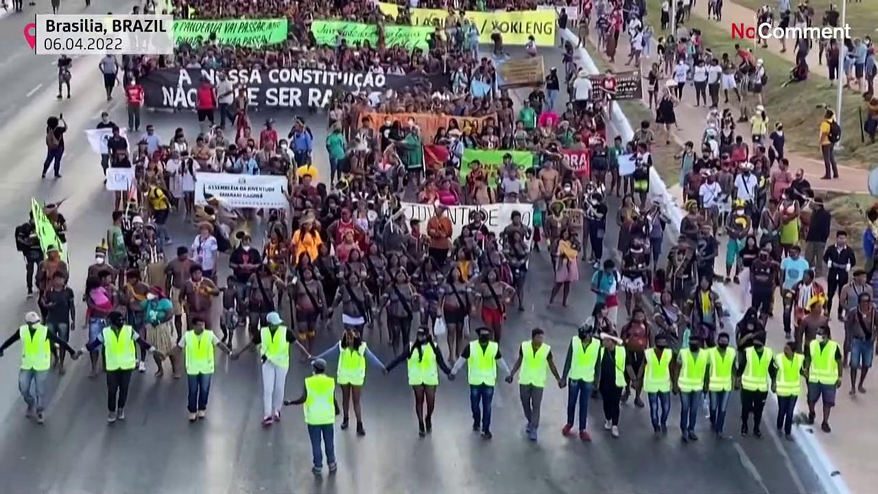 Brazil: Thousands of indigenous people demonstrate for their land rights