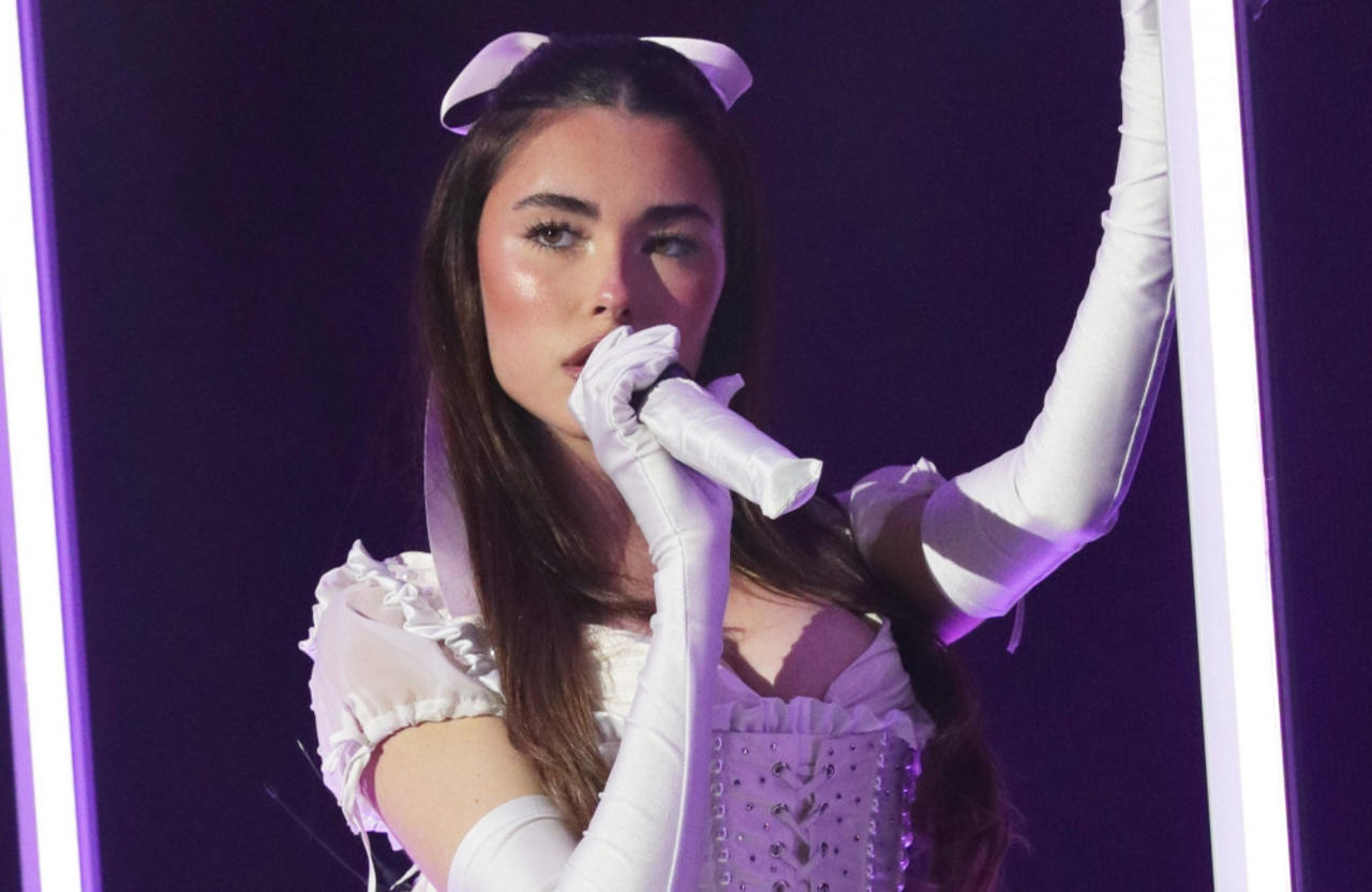 Madison Beer's wows in white corset on stage One News Page VIDEO