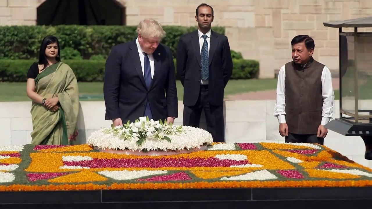 Boris Johnson lays wreath at Gandhi memorial