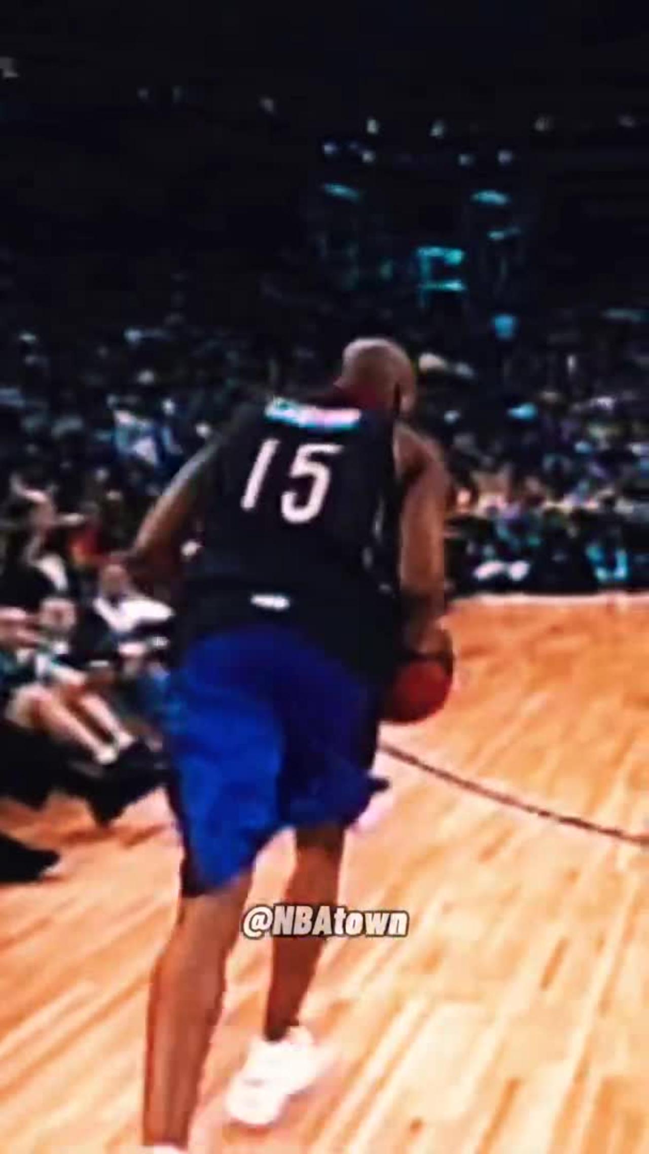 Vince Carter’s famous 360 windmill dunk in the 2000 NBA Slam Dunk Contest 😳🔥 #shorts #nba