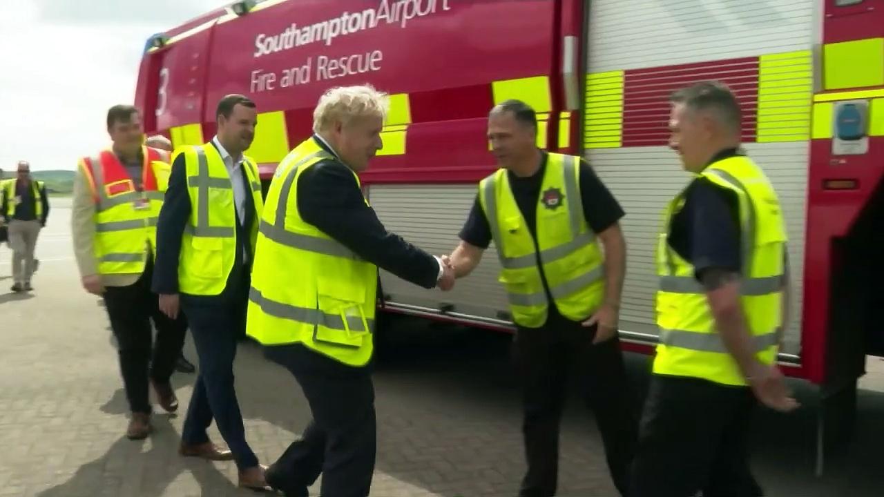 PM helps load luggage at Southampton Airport