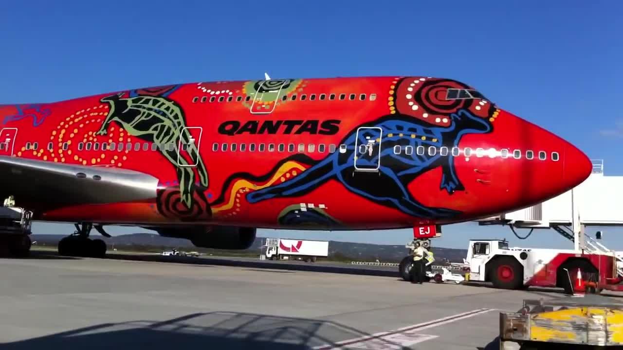 Qantas 747-400er VH-OEJ Perth Airport bay 12