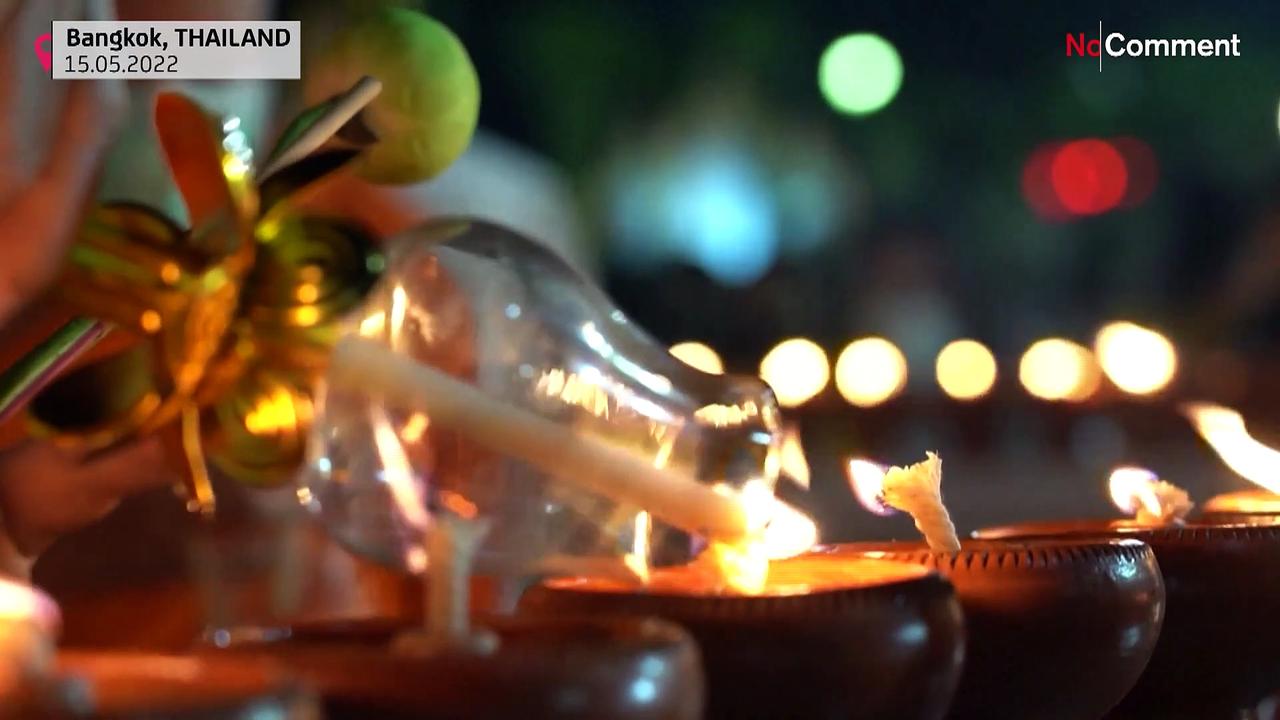 A thousand candles lit up in Bangkok to mark Buddha's birthday