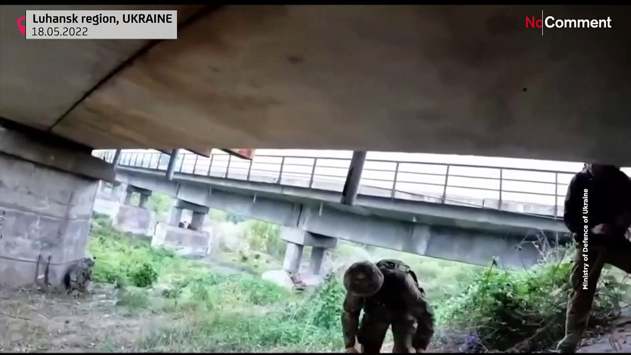 Ukrainian soldiers blow up bridge in Luhansk region