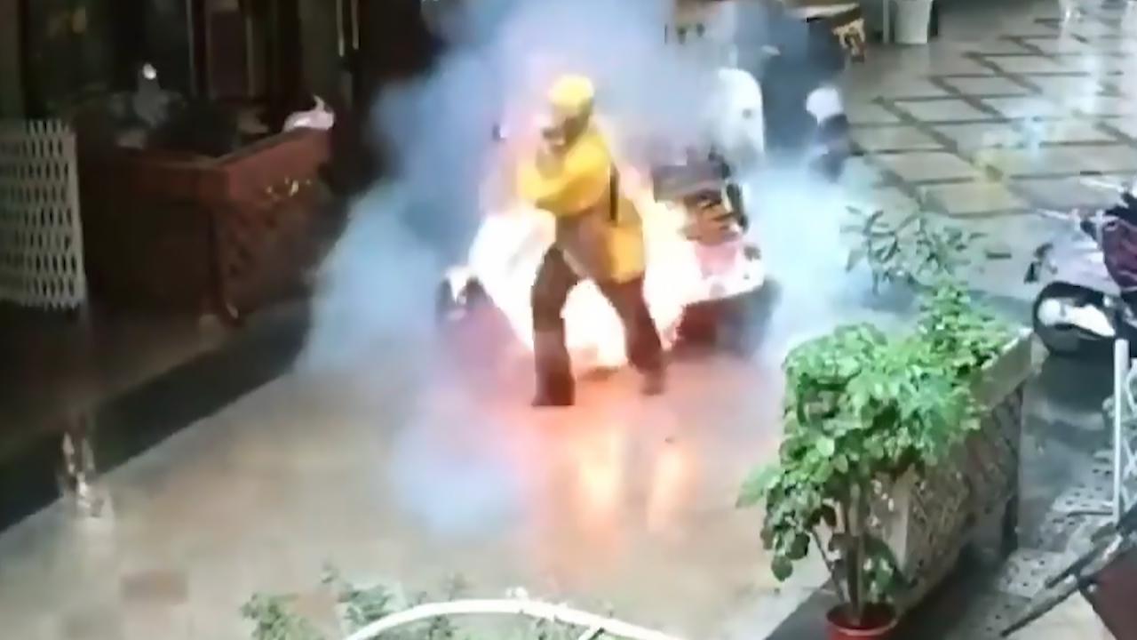 Electric bike suddenly explodes during food delivery