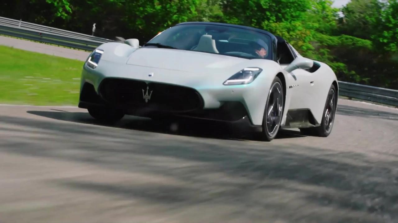 The new Maserati MC20 Cielo Driving Video