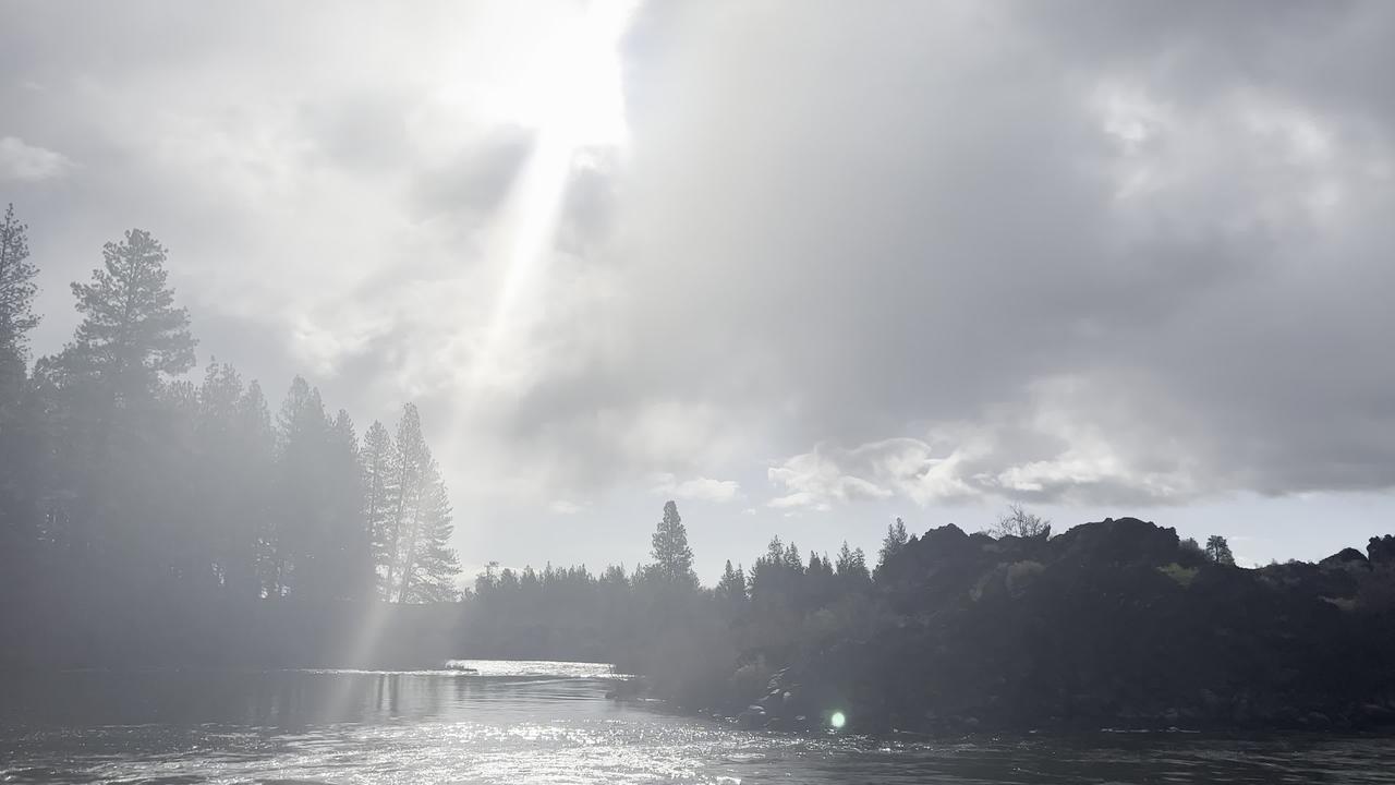 Heavenly Lighting Being Cast on Majestic Deschutes River – Central Oregon – 4K