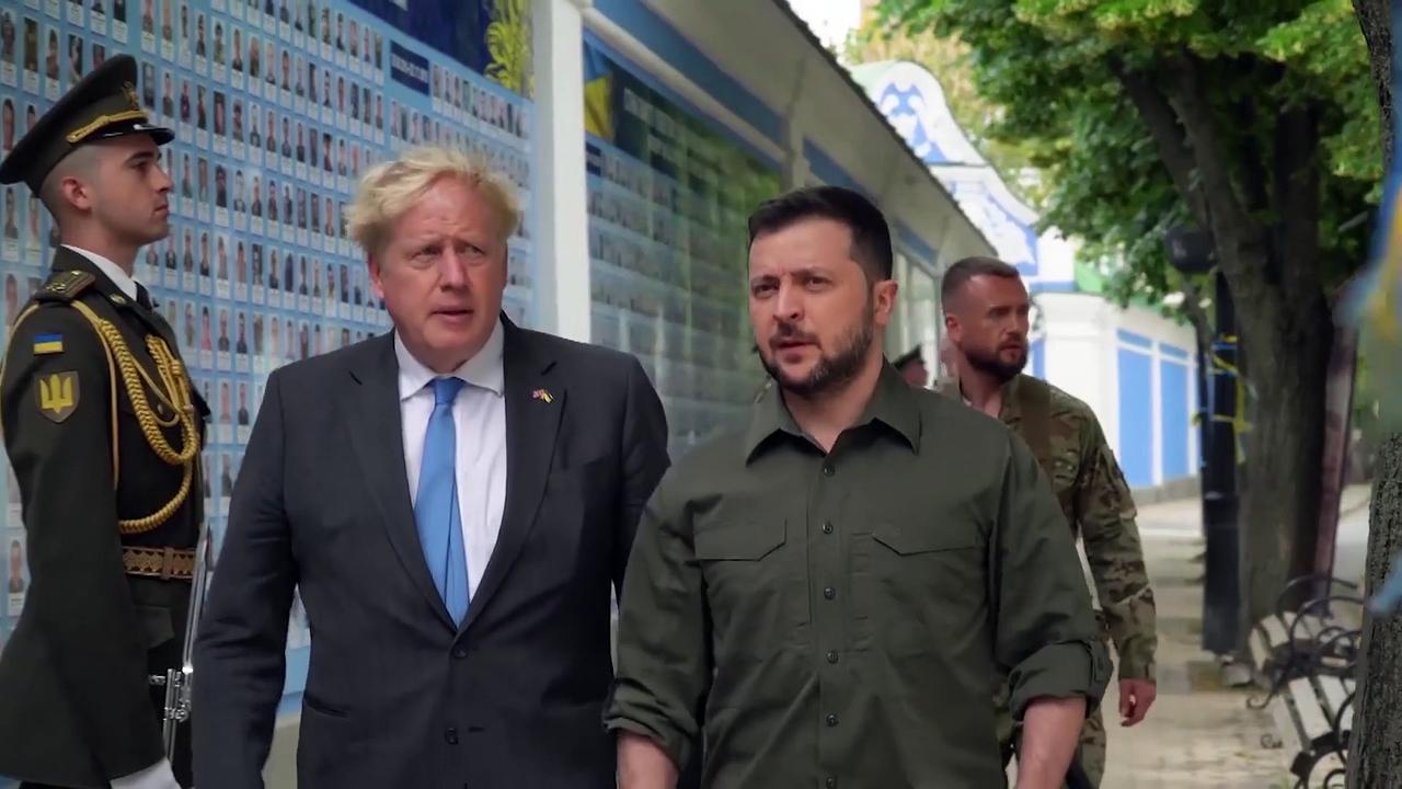 Zelenskyy and Johnson cheered on Kyiv walkabout