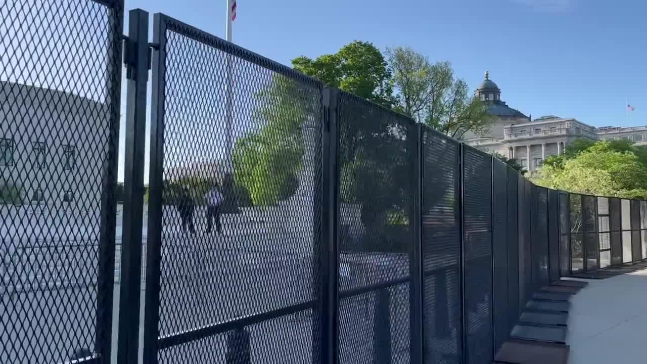 Fence erected overnight around U.S. Supreme Court building