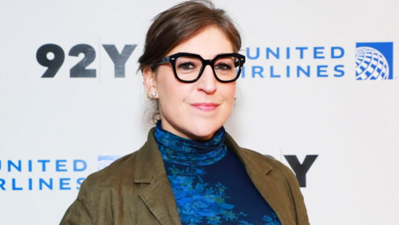 ‘Jeopardy!’ Host Mayim Bialik Tests Positive for COVID-19 | THR News