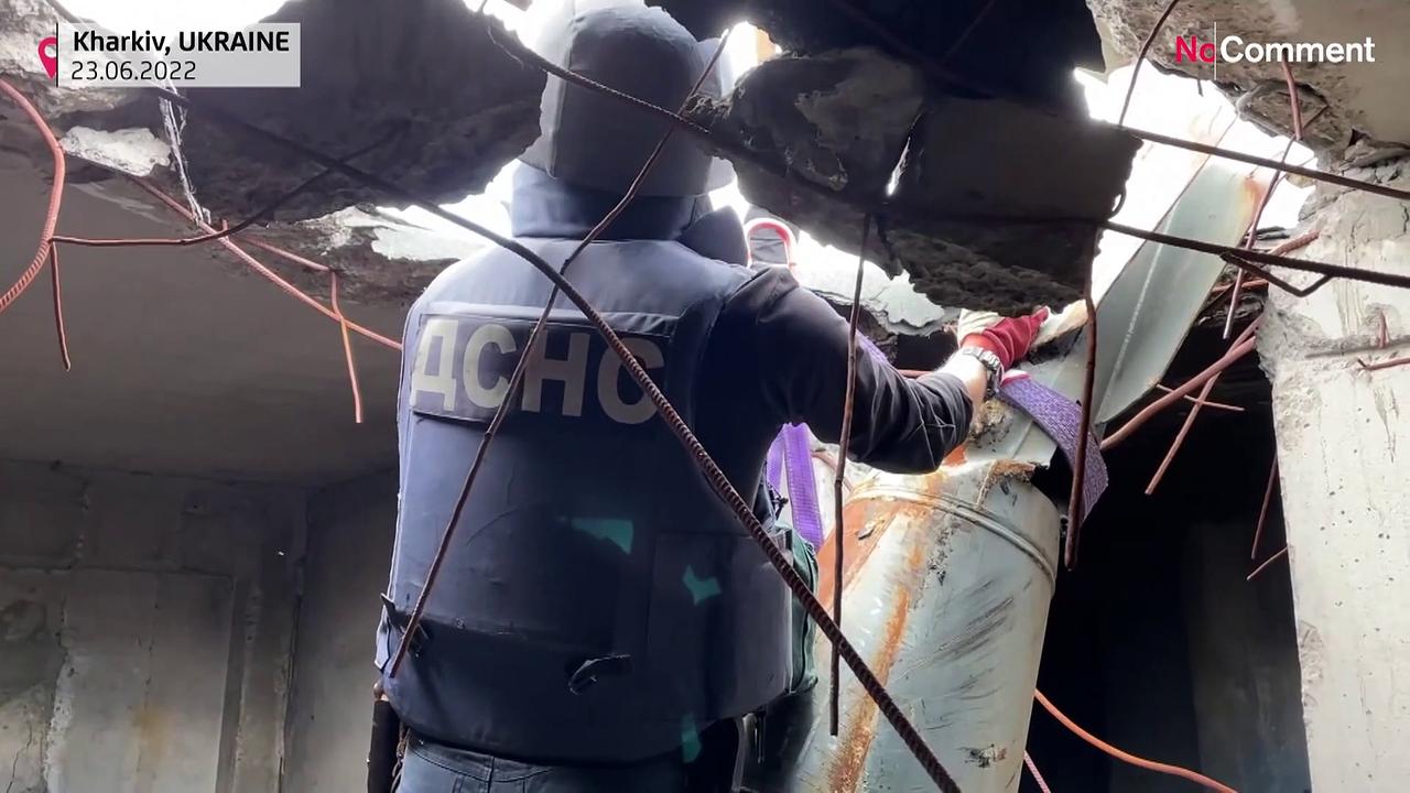 Ukraine: Rescuers remove 500kg bomb from roof in Kharkiv