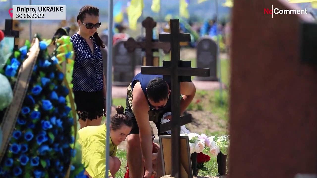 Grieving Ukrainian families bury their dead in 'Cemetery of Heroes'