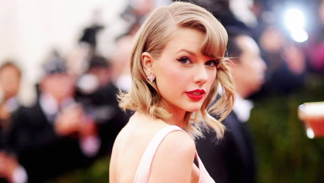 Taylor Swift Makes Cameo in New Star-studded ‘Amsterdam’ Film | Billboard News