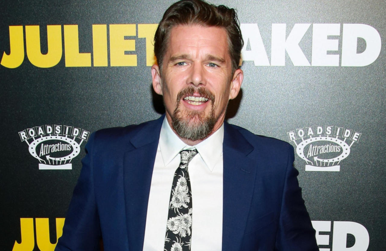 Ethan Hawke calls on Pope Francis to lead march from Belarus to Mariupol to end war in Ukraine