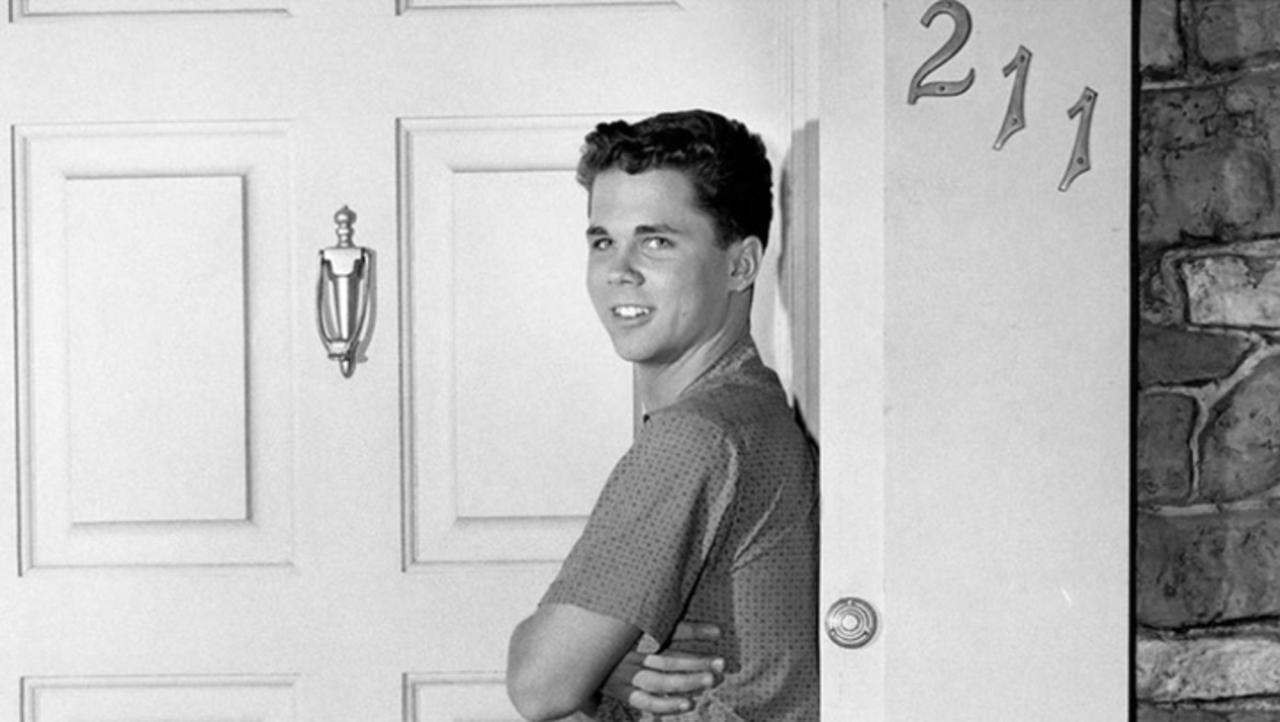 Tony Dow, Wally Cleaver on ‘Leave It to Beaver,’ Dies at 77, His Reps Confirm | THR News