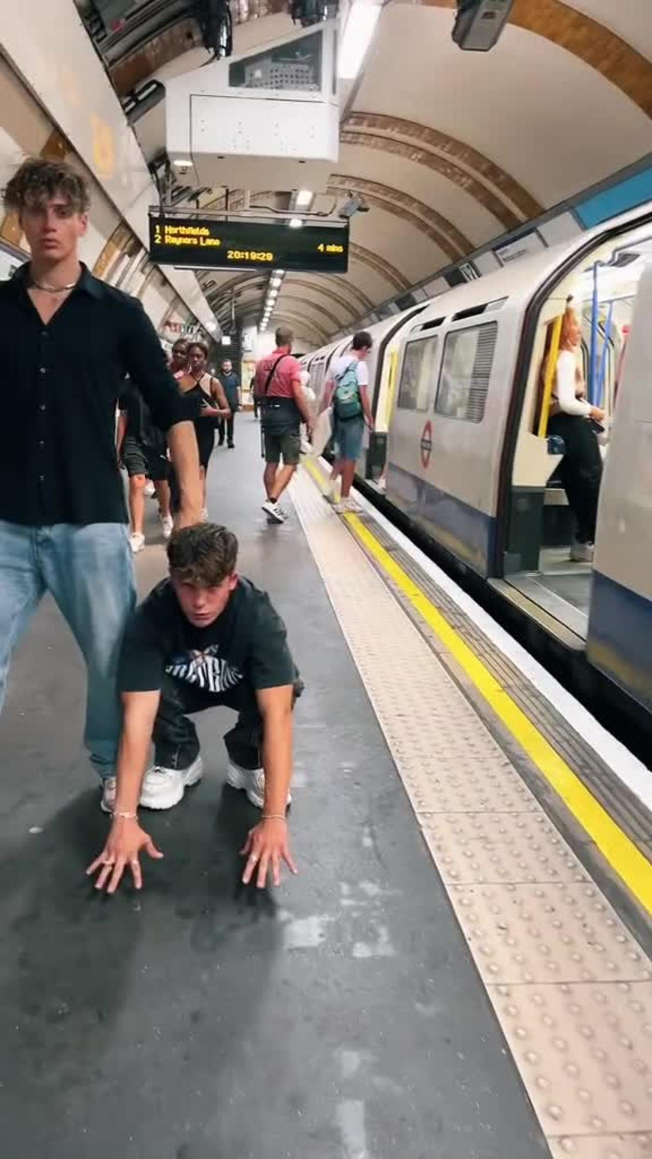 London Subway Surfers 😂🚊🏃🏽‍♂️