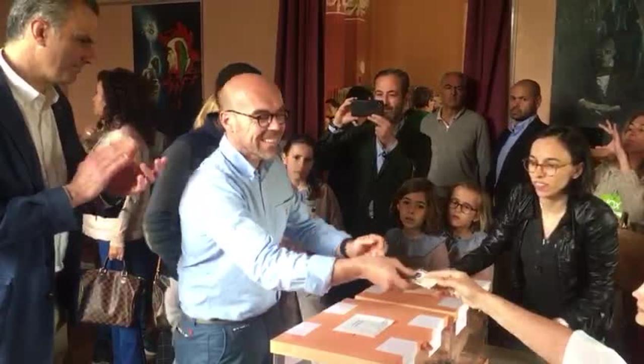 Garriga y Buxadé (VOX) llegan entre aplausos y votan por España en Barcelona (4)