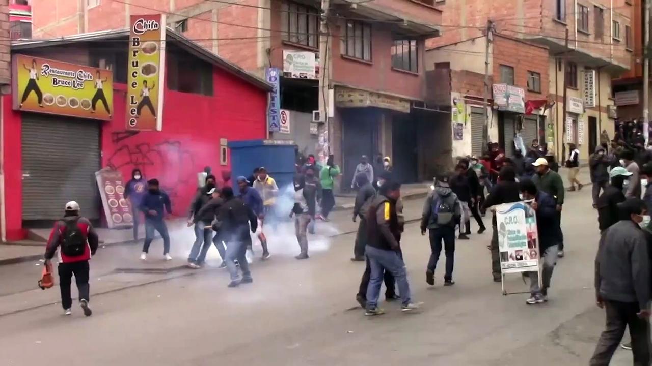 Coca growers, police clash in Bolivian capital