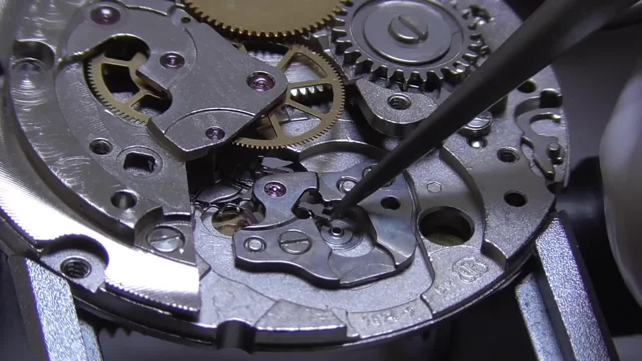 Relaxing Assembly of a Breitling automatic movement