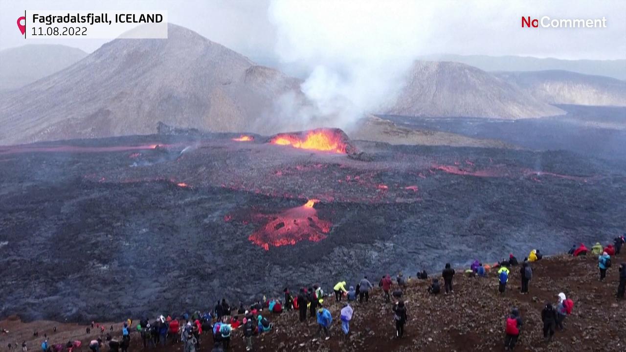 Iceland eruption draws thousands of tourists